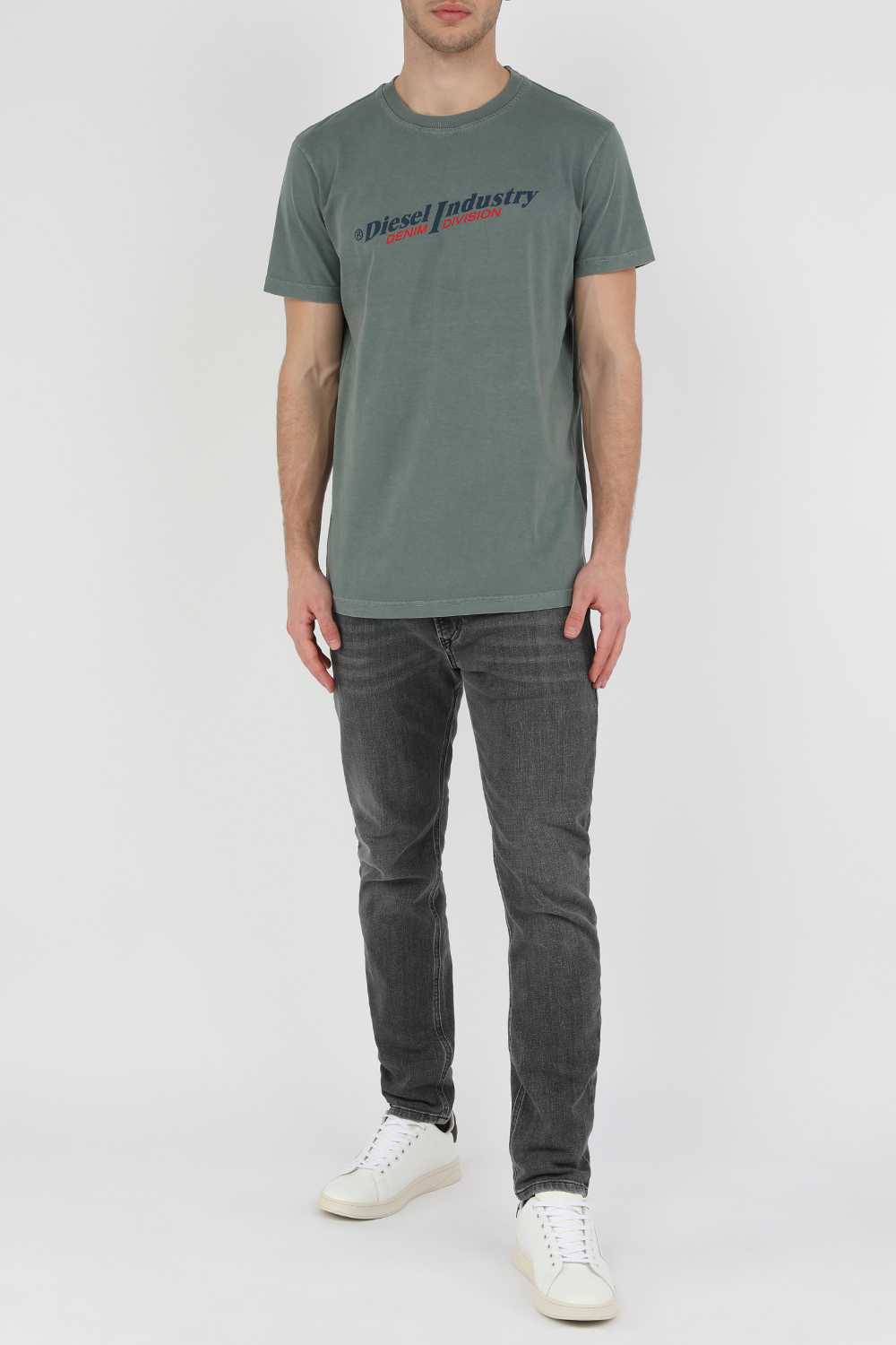 טי-שירט כחולה עם הדפס לוגו אלכסוני